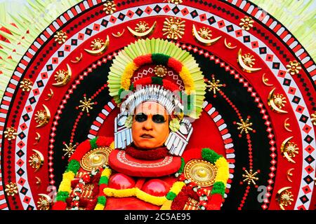 Artiste Theyyam qui est la danse folklorique a également connu comme Kaliyattam, c'est une danse rituelle populaire en Amérique du Kerala, Inde,PRADEEP SUBRAMANIAN Banque D'Images