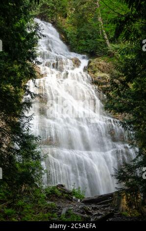 Magnifique chute Bridal Veil dans le parc provincial, Canada Banque D'Images