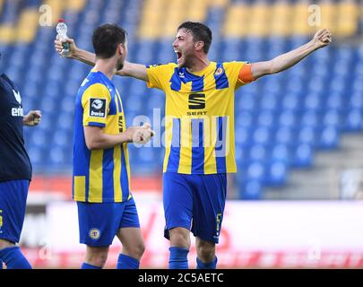 Brunswick, Allemagne. 1er juillet 2020. Après la fin du jeu et la jubilation sur la promotion à la 2ème Bundesliga: Benjamin Kessel (Braunschweig). GES/football/3e ligue: Eintracht Braunschweig (Brunswick) (Brunswick) - SV Waldhof Mannheim 01.07.2020 football/soccer: 3e ligue: Braunschweig vs Mannheim, Braunschweig, 1er juillet 2020 | usage dans le monde crédit: dpa/Alamy Live News Banque D'Images