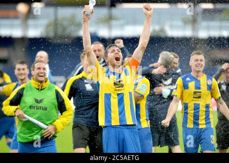 Brunswick, Allemagne. 1er juillet 2020. Football: 3ème division, Eintracht Braunschweig - SV Waldhof Mannheim, 37ème jour de match au stade Eintracht. Benjamin Kessel de Braunschweig (en face) célèbre la promotion à la 2ème Bundesliga avec ses coéquipiers. Credit: Hauke-Christian Dittrich/dpa/Alay Live News Banque D'Images