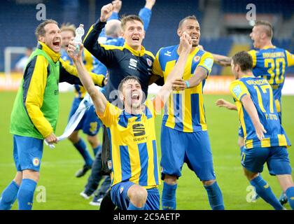 Brunswick, Allemagne. 1er juillet 2020. Football: 3ème division, Eintracht Braunschweig - SV Waldhof Mannheim, 37ème jour de match au stade Eintracht. Benjamin Kessel de Braunschweig (en face) célèbre la promotion à la 2ème Bundesliga avec ses coéquipiers. Credit: Hauke-Christian Dittrich/dpa/Alay Live News Banque D'Images