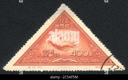 Timbre-poste triangulaire Dove of Peace, Chine 1951 Banque D'Images