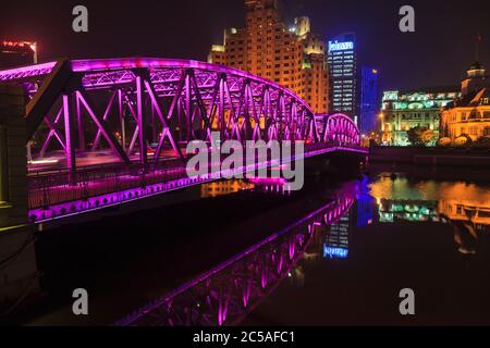 Vue sur le pont Waibaidu illuminé et coloré à Shanghai la nuit Banque D'Images