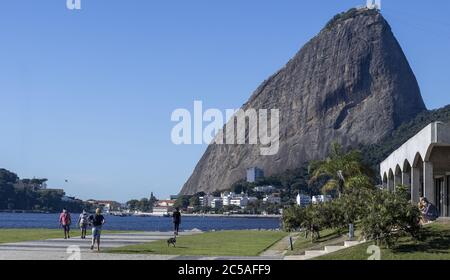 RIO DE JANEIRO, BRÉSIL - 18 juin 2020 : montagne de Sugarloaf avec façade du restaurant Assador Rio devant et des gens passant sur le marais de la baie de Guanabara Banque D'Images