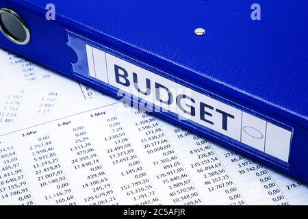 Concept de budget, travail d'homme d'affaires, calculatrice, stylo et rapports comptables Banque D'Images