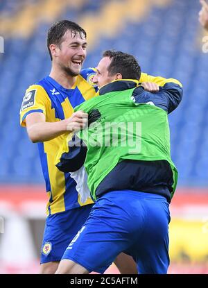 Brunswick, Allemagne. 1er juillet 2020. Après la fin du jeu et la jubilation sur la promotion à la 2ème Bundesliga: Yari Otto (Braunschweig). GES/football/3e ligue: Eintracht Braunschweig (Brunswick) (Brunswick) - SV Waldhof Mannheim 01.07.2020 football/soccer: 3e ligue: Braunschweig vs Mannheim, Braunschweig, 1er juillet 2020 | usage dans le monde crédit: dpa/Alamy Live News Banque D'Images