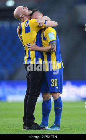 Brunswick, Allemagne. 1er juillet 2020. Après la fin du match et la jubilation sur la promotion à la 2ème Bundesliga: Marco Antwerpen (Braunschweig) et Marvin Pourie (Braunschweig). GES/football/3e ligue: Eintracht Braunschweig (Brunswick) (Brunswick) - SV Waldhof Mannheim 01.07.2020 football/soccer: 3e ligue: Braunschweig vs Mannheim, Braunschweig, 1er juillet 2020 | usage dans le monde crédit: dpa/Alamy Live News Banque D'Images