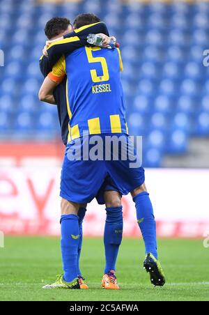 Brunswick, Allemagne. 1er juillet 2020. Après la fin du jeu et la jubilation sur la promotion à la 2ème Bundesliga: Benjamin Kessel (Braunschweig). GES/football/3e ligue: Eintracht Braunschweig (Brunswick) (Brunswick) - SV Waldhof Mannheim 01.07.2020 football/soccer: 3e ligue: Braunschweig vs Mannheim, Braunschweig, 1er juillet 2020 | usage dans le monde crédit: dpa/Alamy Live News Banque D'Images