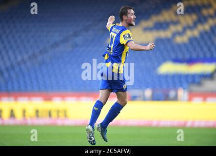 Brunswick, Allemagne. 1er juillet 2020. Après la fin du jeu et la jubilation sur la promotion à la 2ème Bundesliga: Yari Otto (Braunschweig). GES/football/3e ligue: Eintracht Braunschweig (Brunswick) (Brunswick) - SV Waldhof Mannheim 01.07.2020 football/soccer: 3e ligue: Braunschweig vs Mannheim, Braunschweig, 1er juillet 2020 | usage dans le monde crédit: dpa/Alamy Live News Banque D'Images