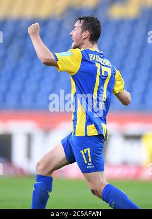 Brunswick, Allemagne. 1er juillet 2020. Après la fin du jeu et la jubilation sur la promotion à la 2ème Bundesliga: Yari Otto (Braunschweig). GES/football/3e ligue: Eintracht Braunschweig (Brunswick) (Brunswick) - SV Waldhof Mannheim 01.07.2020 football/soccer: 3e ligue: Braunschweig vs Mannheim, Braunschweig, 1er juillet 2020 | usage dans le monde crédit: dpa/Alamy Live News Banque D'Images