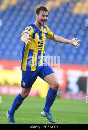 Brunswick, Allemagne. 1er juillet 2020. Après la fin du jeu et la jubilation sur la promotion à la 2ème Bundesliga: Yari Otto (Braunschweig). GES/football/3e ligue: Eintracht Braunschweig (Brunswick) (Brunswick) - SV Waldhof Mannheim 01.07.2020 football/soccer: 3e ligue: Braunschweig vs Mannheim, Braunschweig, 1er juillet 2020 | usage dans le monde crédit: dpa/Alamy Live News Banque D'Images