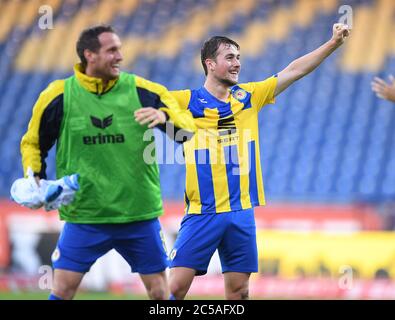 Brunswick, Allemagne. 1er juillet 2020. Après la fin du jeu et la jubilation sur la promotion à la 2ème Bundesliga: Yari Otto (Braunschweig). GES/football/3e ligue: Eintracht Braunschweig (Brunswick) (Brunswick) - SV Waldhof Mannheim 01.07.2020 football/soccer: 3e ligue: Braunschweig vs Mannheim, Braunschweig, 1er juillet 2020 | usage dans le monde crédit: dpa/Alamy Live News Banque D'Images