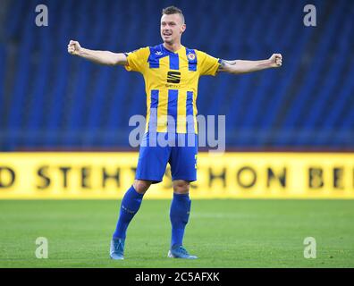 Brunswick, Allemagne. 1er juillet 2020. Après la fin du jeu et la jubilation sur la promotion à la 2ème Bundesliga: Marvin Pourie (Braunschweig). GES/football/3e ligue: Eintracht Braunschweig (Brunswick) (Brunswick) - SV Waldhof Mannheim 01.07.2020 football/soccer: 3e ligue: Braunschweig vs Mannheim, Braunschweig, 1er juillet 2020 | usage dans le monde crédit: dpa/Alamy Live News Banque D'Images