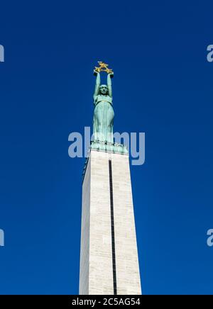 Figure de cuivre de la liberté au sommet du Monument de la liberté à Riga, Lettonie Banque D'Images