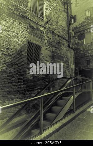 Photo verticale en niveaux de gris de l'escalier roulant près des bâtiments Banque D'Images