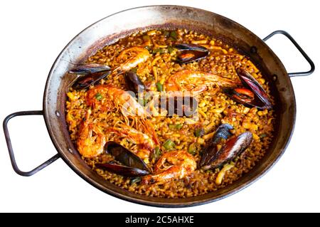 Marinera valencienne traditionnelle avec crevettes et moules servies sur des frittes de fer. Isolé sur fond blanc Banque D'Images