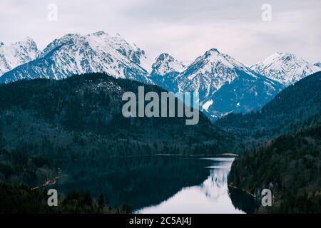 Les montagnes enneigées d'Alpsee sont un lac dans le district d'Ostallgau en Bavière, en Allemagne, situé à environ 4 kilomètres au sud-est de Fussen. Il est proche de Banque D'Images