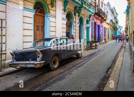 La Havane, Cuba, juillet 2019, scène urbaine dans la partie la plus ancienne de la ville avec une voiture américaine noire des années 1950 garée dans la Calle Cuba Banque D'Images