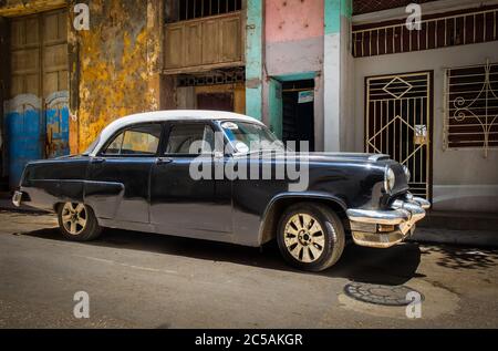 La Havane, Cuba, le 2019 juillet, voiture américaine noire des années 50-60 utilisée comme taxi garée dans la partie la plus ancienne de la ville Banque D'Images