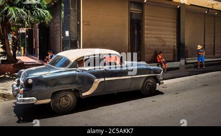 La Havane, Cuba, le 2019 juillet, voiture Chevrolet Black American 50s garée dans la partie la plus ancienne de la ville Banque D'Images