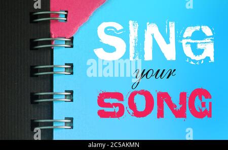 Chantez vos mots de chanson sur la page bleu ciel de coaaabok en blanc et en rose. Concept de musique Banque D'Images