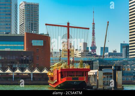 tokyo, japon - avril 04 2020 : réplique du voilier rouge Gozabune des bateaux de luxe utilisés à l'époque d'Edo pour les empereurs Tokugawa ou les shoguns amarrés à Tokyo Banque D'Images