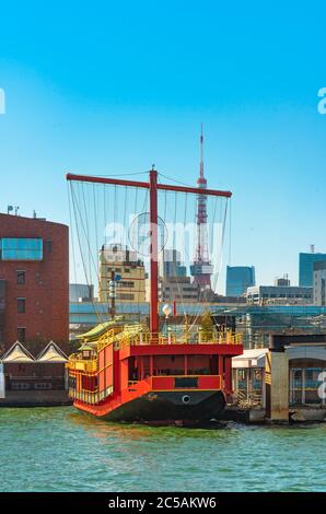 tokyo, japon - avril 04 2020 : réplique du voilier rouge Gozabune des bateaux de luxe utilisés à l'époque d'Edo pour les empereurs Tokugawa ou les shoguns amarrés à Tokyo Banque D'Images