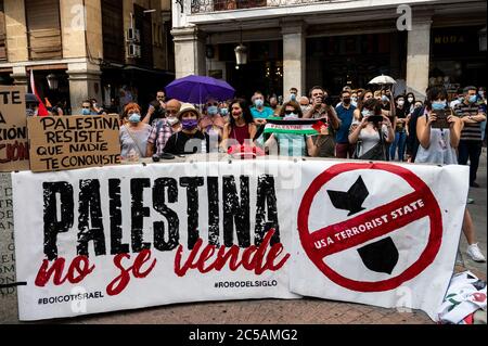 Madrid, Espagne. 1er juillet 2020. Des manifestants protestent contre les plans d'annexion de la Cisjordanie devant le Ministère des affaires étrangères qui soutient le peuple palestinien. Crédit: Marcos del Mazo/Alay Live News Banque D'Images