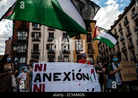 Madrid, Espagne. 1er juillet 2020. Les gens ont une étiquette qui se lit comme "ni annexion ni occupation" lors d'une protestation contre les plans d'annexion de la Cisjordanie devant le Ministère des affaires étrangères, où les gens se sont rassemblés pour montrer leur soutien au peuple palestinien. Crédit: Marcos del Mazo/Alay Live News Banque D'Images