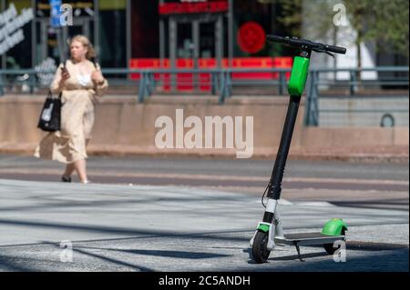Helsinki / Finlande - 21 JUIN 2020 : activités estivales autour d'Helsinki après le festival du milieu de l'été. Femme marchant dans la rue par une belle journée d'été. Banque D'Images