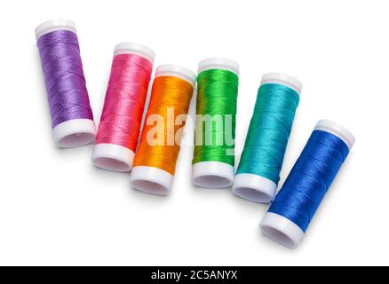 Couture de bobines de filetage dans la présentation Rainbow isolée sur blanc. Banque D'Images