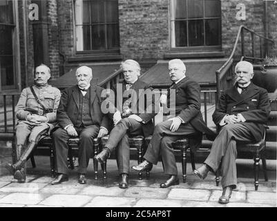 1919 SIGNATAIRES DU TRAITÉ DE PAIX à Paris. De gauche à droite : Ferdinand Foch, Georges Clemenceau, David Lloyd George, Vittorio Orlando, Sidney Sonnino Banque D'Images