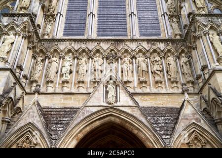 Rangée de statues en pierre sur la cathédrale de Salisbury Banque D'Images