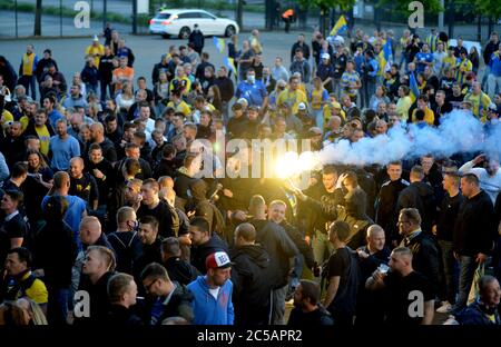 Brunswick, Allemagne. 1er juillet 2020. Football: 3ème division, Eintracht Braunschweig - SV Waldhof Mannheim, 37ème jour de match au stade Eintracht. Les fans de Braunschweig célèbrent la promotion à la 2ème Bundesliga avec l'équipe en face du stade. Credit: Hauke-Christian Dittrich/dpa/Alay Live News Banque D'Images