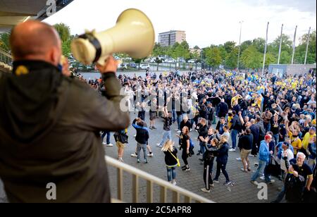 Brunswick, Allemagne. 1er juillet 2020. Football: 3ème division, Eintracht Braunschweig - SV Waldhof Mannheim, 37ème jour de match au stade Eintracht. Les fans de Braunschweig célèbrent la promotion à la 2ème Bundesliga avec l'équipe en face du stade. Credit: Hauke-Christian Dittrich/dpa/Alay Live News Banque D'Images