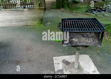 Photo horizontale d'un barbecue bien usé avec espace de copie. Banque D'Images