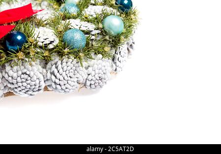 Plaque de Noël de cartes postales des cônes gris et boules de noël couleur avec espace libre pour le texte de félicitations. Banque D'Images