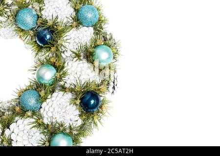 Plaque de Noël de carte postale du décor de cônes peints en colore gris et de boules de noël avec espace libre pour le texte. Banque D'Images