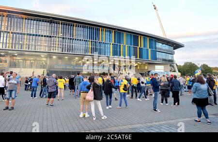 Brunswick, Allemagne. 1er juillet 2020. Football: 3ème division, Eintracht Braunschweig - SV Waldhof Mannheim, 37ème jour de match au stade Eintracht. Les fans de Braunschweig célèbrent la promotion à la 2ème Bundesliga avec l'équipe en face du stade. Credit: Hauke-Christian Dittrich/dpa/Alay Live News Banque D'Images