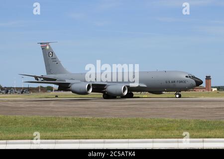 100e ravitaillement en vol de l'escadre KC-135 transport de camions-citernes vers le stationnement après l'atterrissage. Banque D'Images