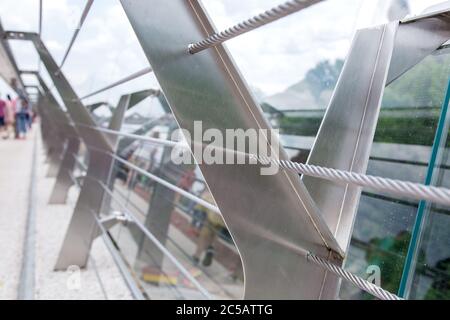 pont en verre avec câbles en acier de tension et supports de rambarde en acier. Banque D'Images