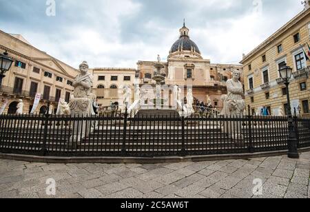 Fontaine florentine, Fontaine prétorienne, construite par Francesco Camilliani à Florence en 1554, transférée en 1574, Piazza Pretoria, Palerme, Sicile, Italie Banque D'Images