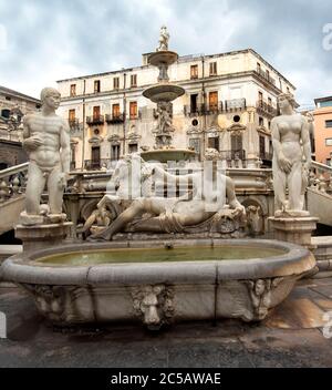 Fontaine florentine, Fontaine prétorienne, construite par Francesco Camilliani à Florence en 1554, transférée en 1574, Piazza Pretoria, Palerme, Sicile, Italie Banque D'Images