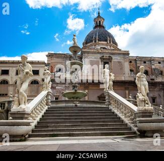 Fontaine florentine, Fontaine prétorienne, construite par Francesco Camilliani à Florence en 1554, transférée en 1574, Piazza Pretoria, Palerme, Sicile, Italie Banque D'Images