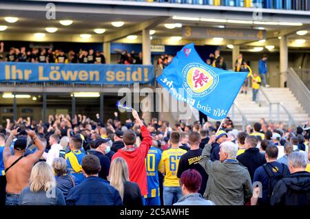 Brunswick, Allemagne. 1er juillet 2020. Football: 3ème division, Eintracht Braunschweig - SV Waldhof Mannheim, 37ème jour de match au stade Eintracht. Les fans de Braunschweig célèbrent la promotion à la 2ème Bundesliga avec l'équipe en face du stade. Credit: Hauke-Christian Dittrich/dpa/Alay Live News Banque D'Images