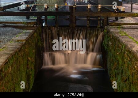 verrouillage du canal à vitesse d'obturation lente la nuit Banque D'Images