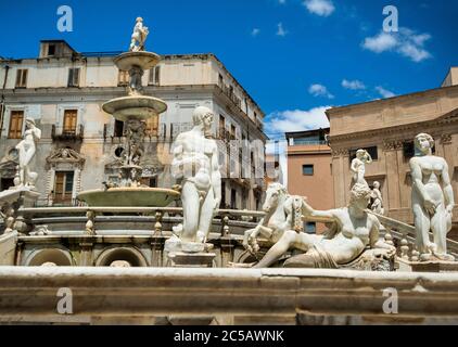 Fontaine florentine, Fontaine prétorienne, construite par Francesco Camilliani à Florence en 1554, transférée en 1574, Piazza Pretoria, Palerme, Sicile, Italie Banque D'Images