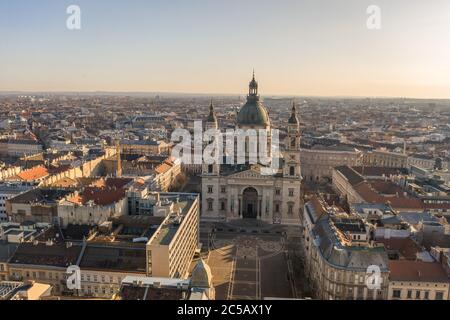 Tir de drone aérien de la basilique Saint-Étienne avec place vide dans la lueur du lever du soleil de Budapest Banque D'Images