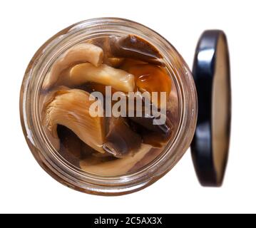 Mélanger divers champignons marinés dans un pot en verre ouvert. Isolé sur fond blanc Banque D'Images