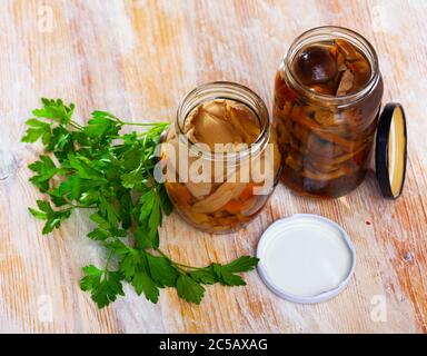 Pots en verre avec champignons marinés et légumes frais. Cornichons faits maison Banque D'Images